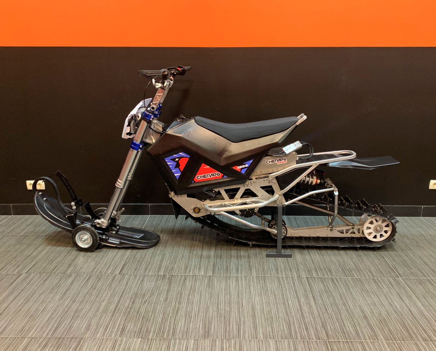 Сноубайк Снегирь 2500 75 А/ч (Черный)