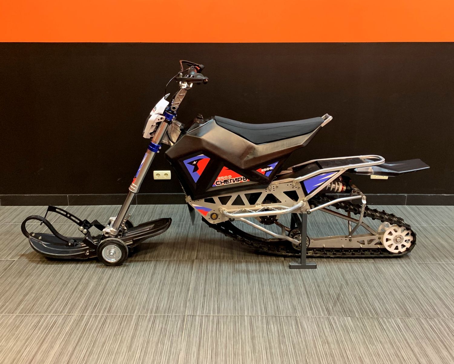 Сноубайк Снегирь 2500 50 А/ч (Черный)